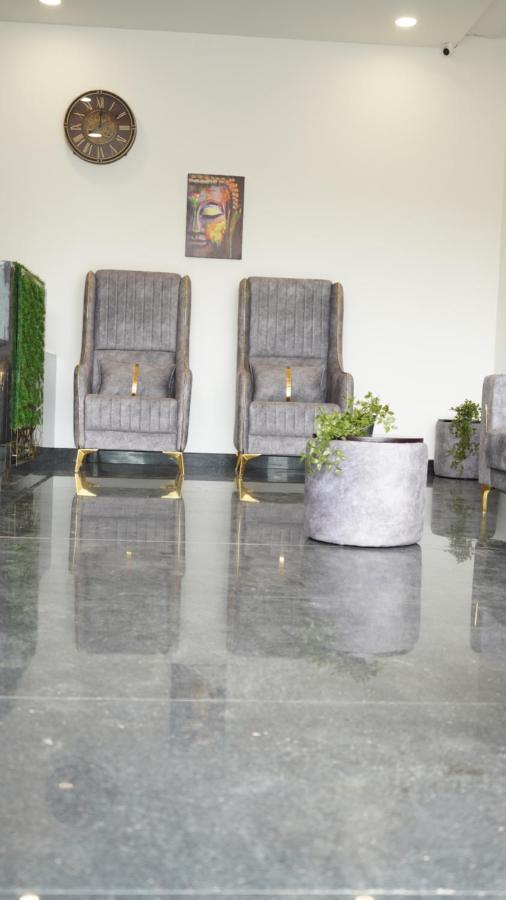 Quince Elite Hotel Mysore Bagian luar foto